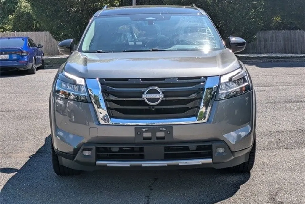 2022 Nissan Pathfinder Platinum photo 1