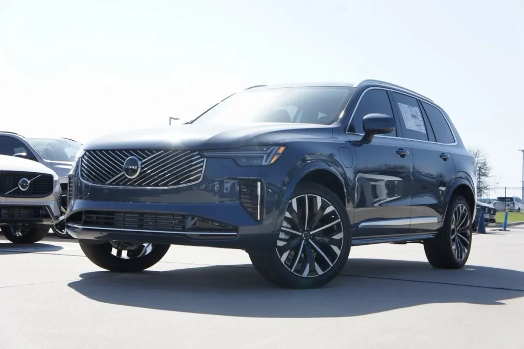 2025 Volvo XC90 T8 Plus photo 1