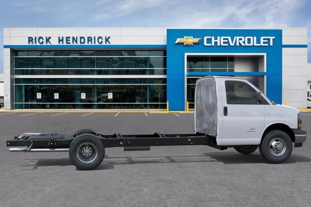 2025 Chevrolet Express Cutaway 3500 photo 1