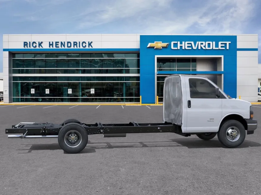 2025 Chevrolet Express Cutaway 3500 photo 1