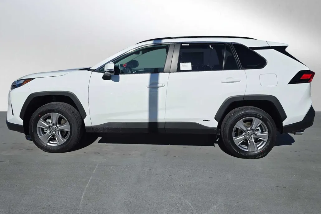 2025 Toyota RAV4 Hybrid XLE photo 1
