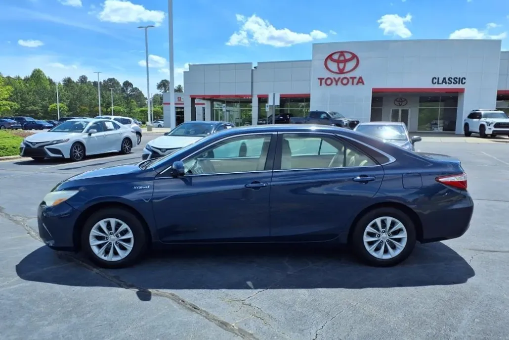 2015 Toyota Camry Hybrid LE photo 1