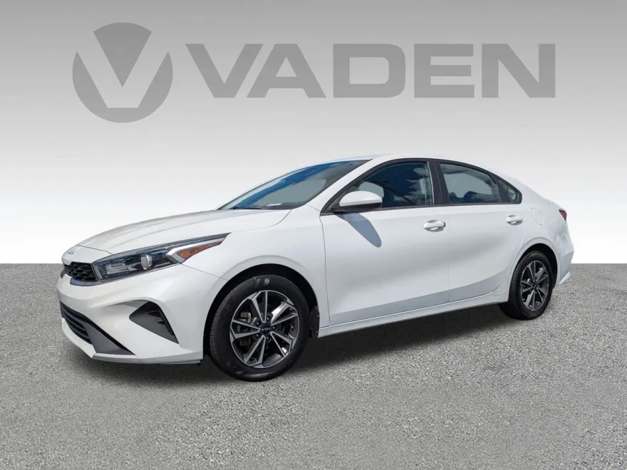 2022 Kia Forte LXS photo 1