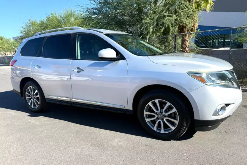 2013 Nissan Pathfinder LE photo 1