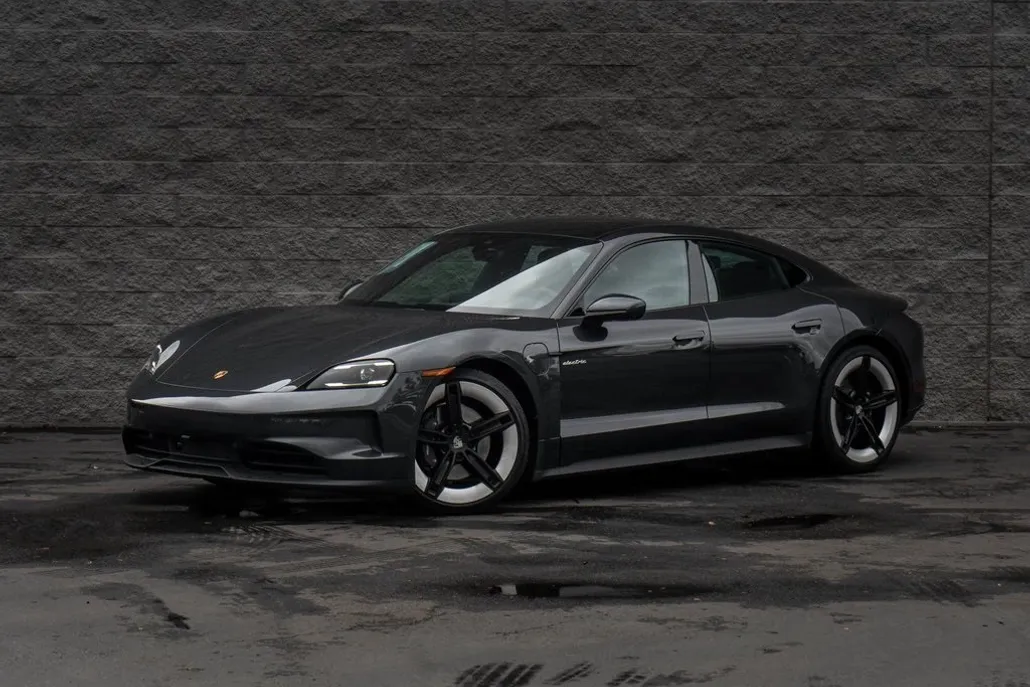 2025 Porsche Taycan photo 1
