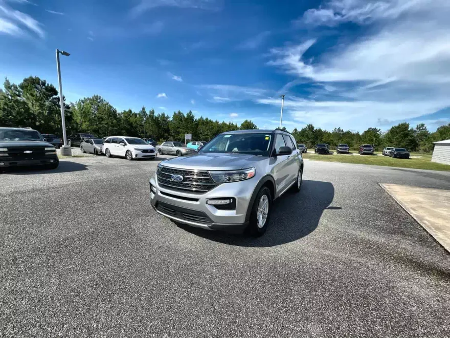 2024 Ford Explorer XLT photo 1
