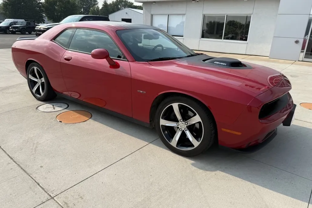 2016 Dodge Challenger SXT Plus photo 1