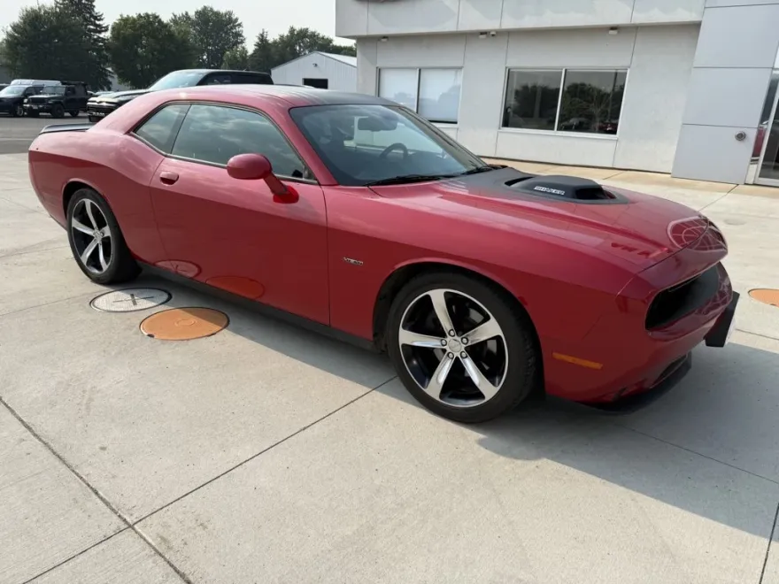 2016 Dodge Challenger SXT Plus photo 1