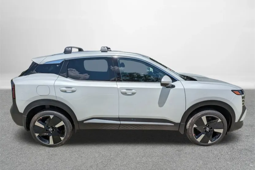 2025 Nissan Kicks SR photo 1