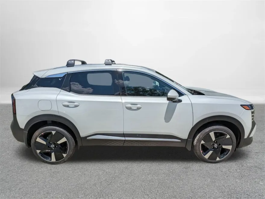 2025 Nissan Kicks SR photo 1
