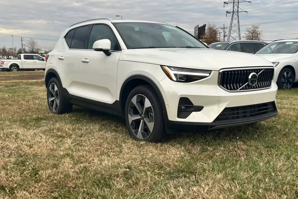 2025 Volvo XC40 Plus photo 1