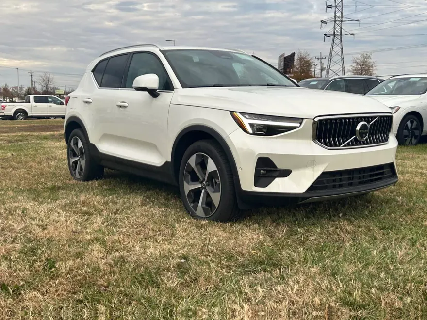 2025 Volvo XC40 Plus photo 1