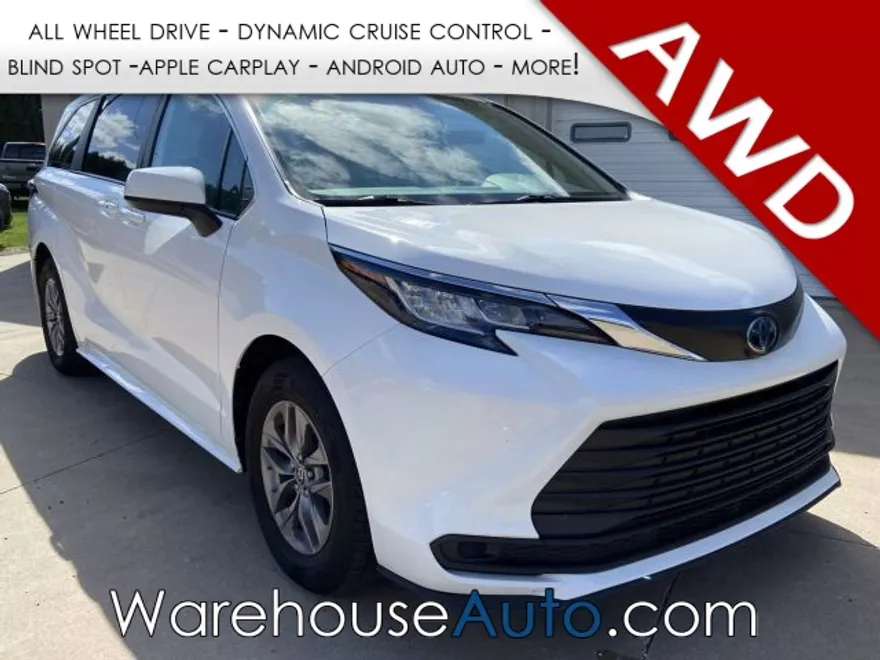 2023 Toyota Sienna LE photo 1