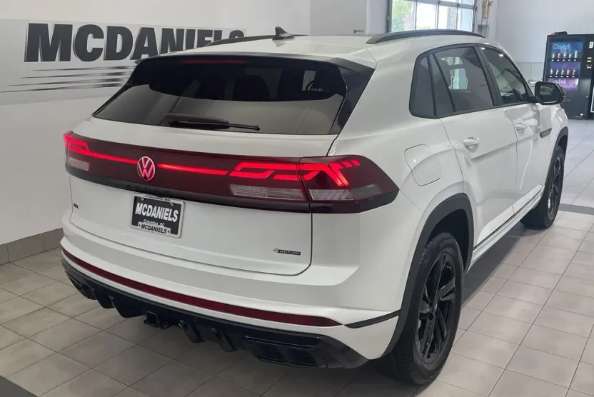2026 Volkswagen Atlas Cross Sport SEL R-Line photo 1