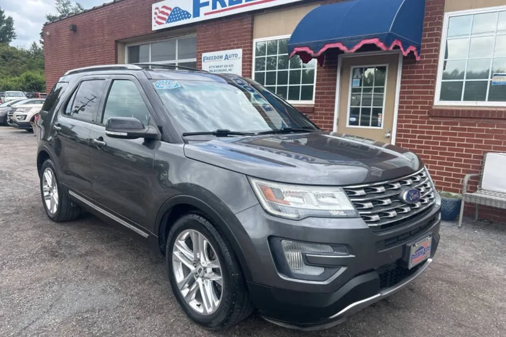 2016 Ford Explorer XLT photo 1