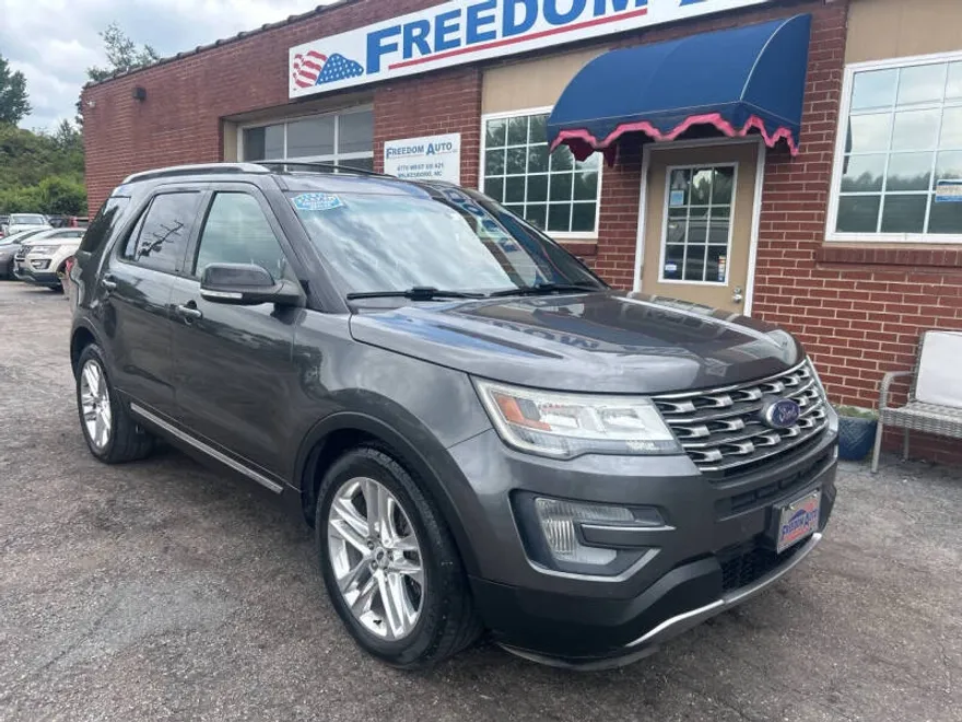 2016 Ford Explorer XLT photo 1