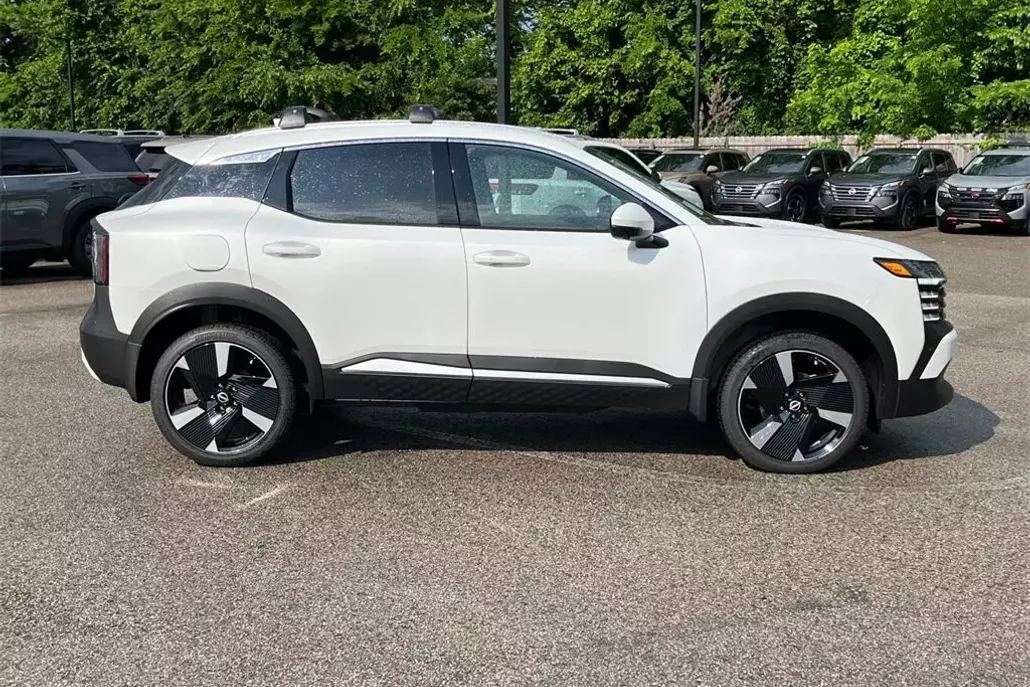 2025 Nissan Kicks SR photo 1