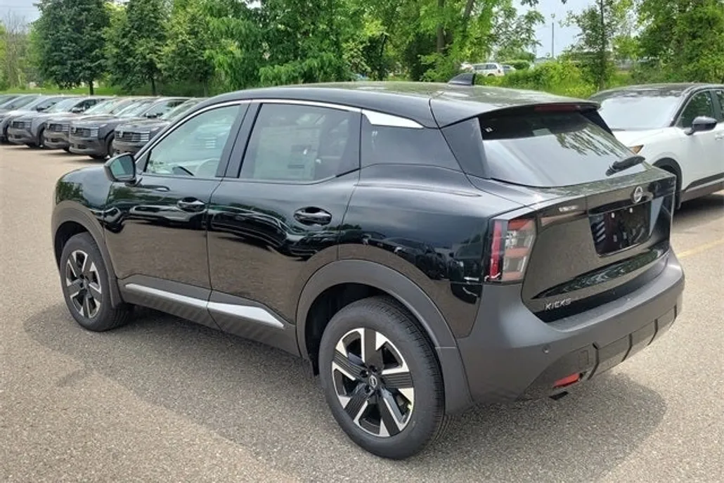 2025 Nissan Kicks SV photo 1