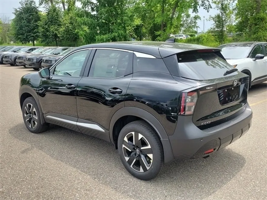 2025 Nissan Kicks SV photo 1