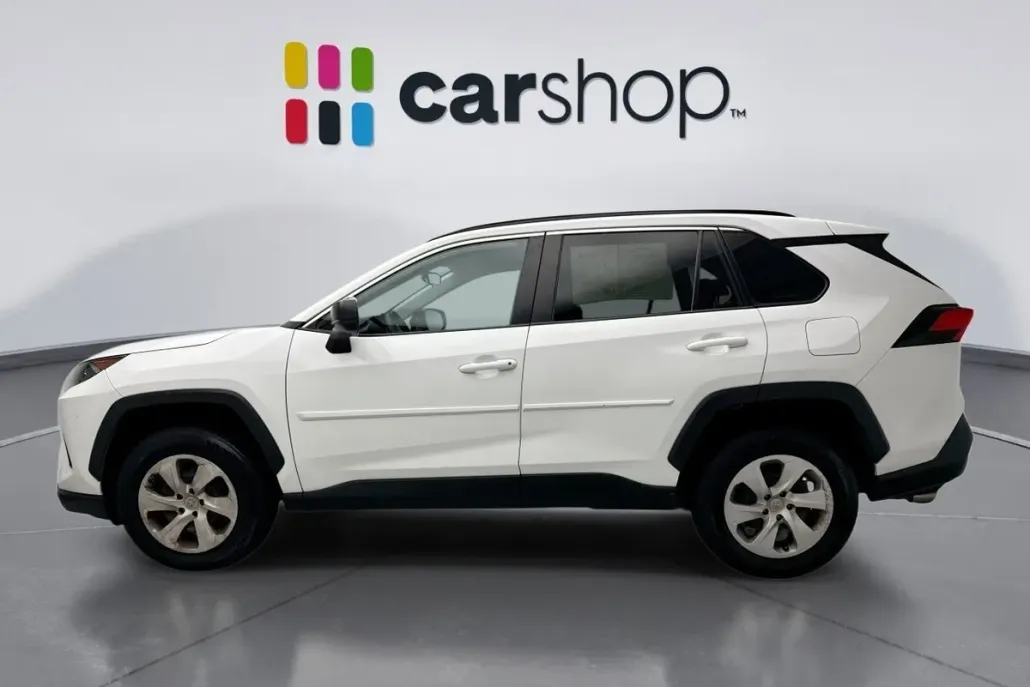 2021 Toyota RAV4 LE photo 1