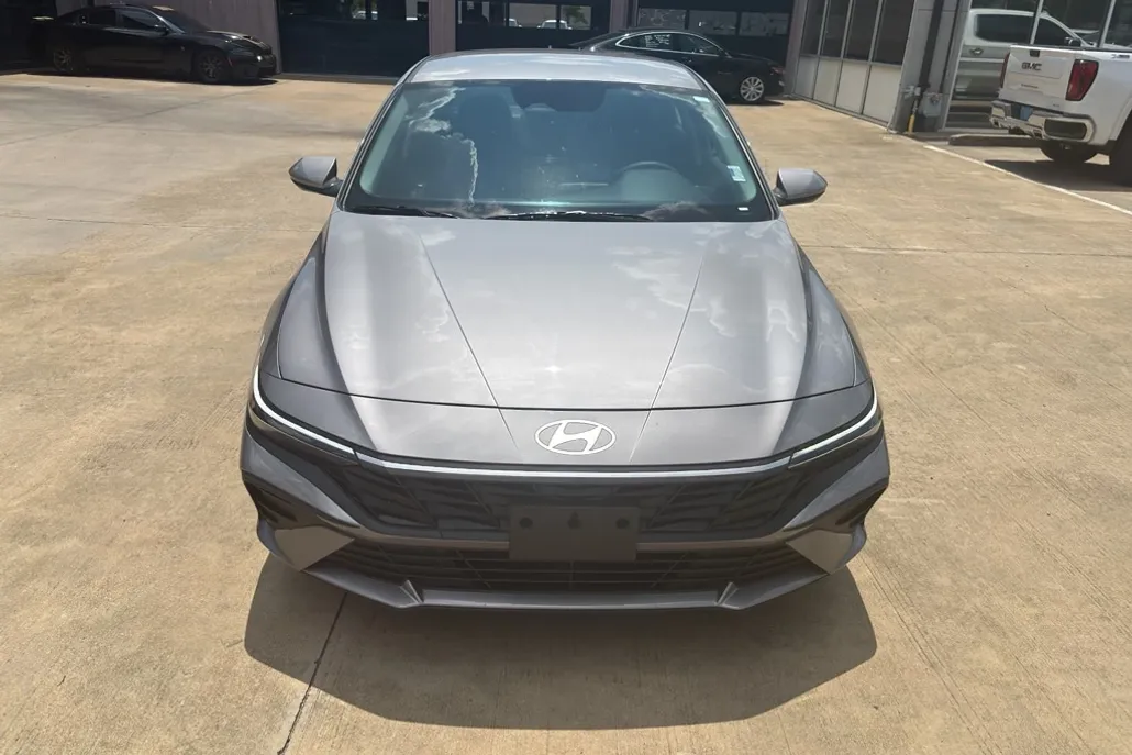 2024 Hyundai Elantra SE photo 1