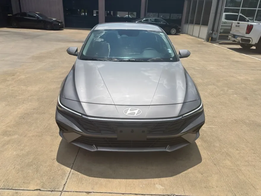 2024 Hyundai Elantra SE photo 1