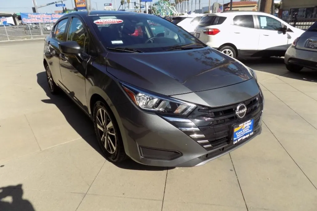2023 Nissan Versa SV photo 1