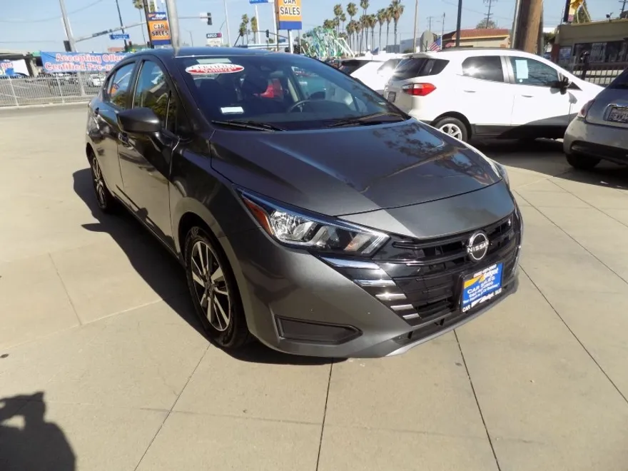 2023 Nissan Versa SV photo 1