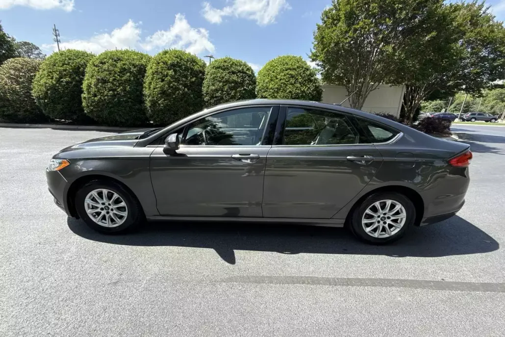 2017 Ford Fusion S photo 1