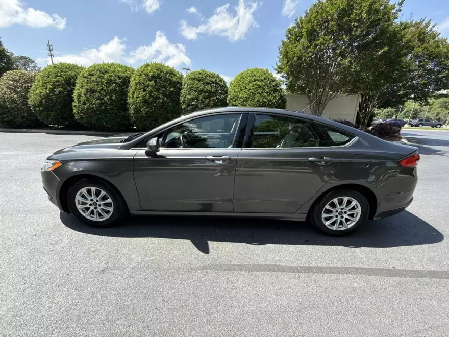 2017 Ford Fusion S photo 1