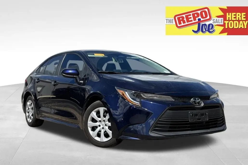 2024 Toyota Corolla LE photo 1