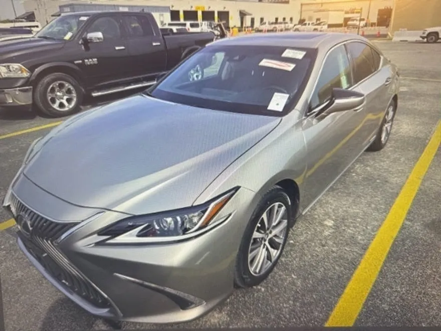 2019 Lexus ES 300h Luxury photo 1