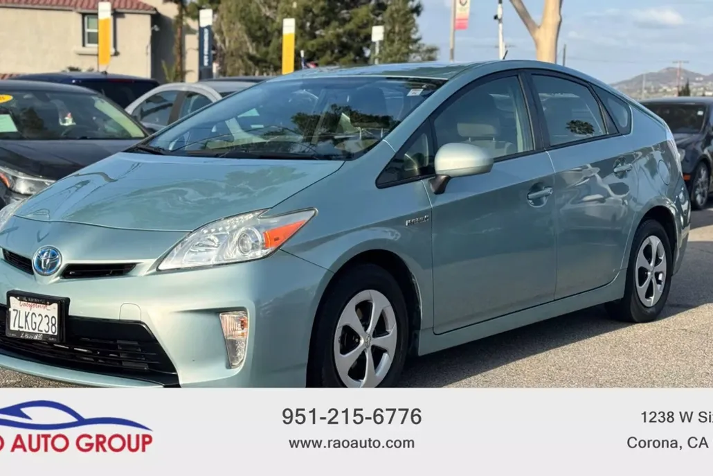 2015 Toyota Prius Two photo 1