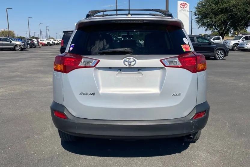2015 Toyota RAV4 XLE photo 1