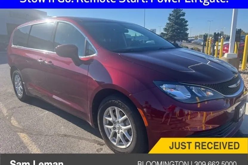 2018 Chrysler Pacifica Touring photo 1