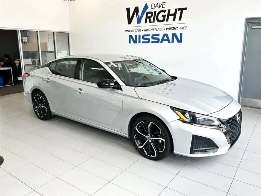 2023 Nissan Altima 2.5 SR photo 1