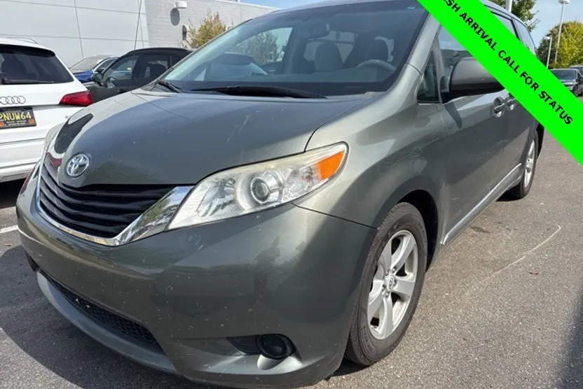 2011 Toyota Sienna LE photo 1
