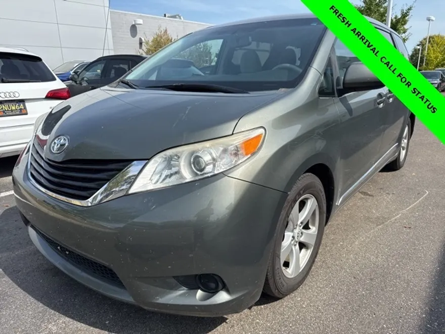 2011 Toyota Sienna LE photo 1