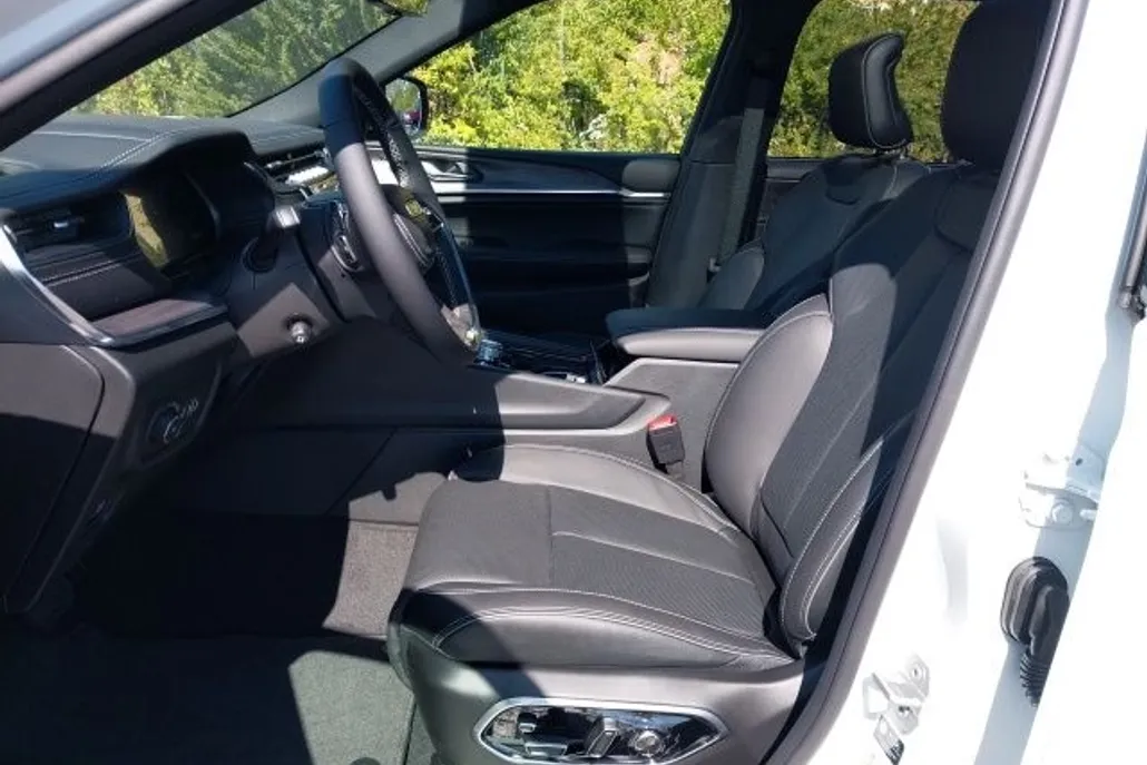 2025 Jeep Grand Cherokee Overland photo 1