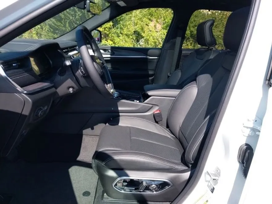2025 Jeep Grand Cherokee Overland photo 1
