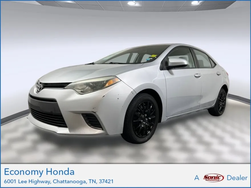 2015 Toyota Corolla LE photo 1