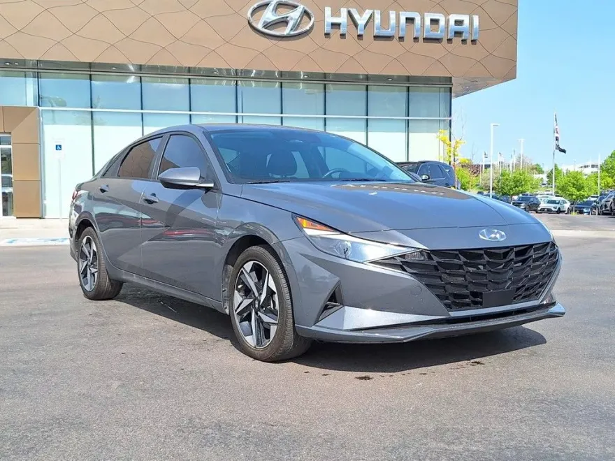2023 Hyundai Elantra SEL photo 1