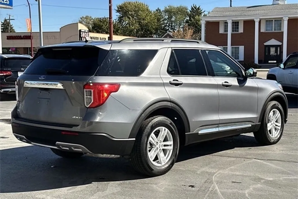 2022 Ford Explorer XLT photo 1