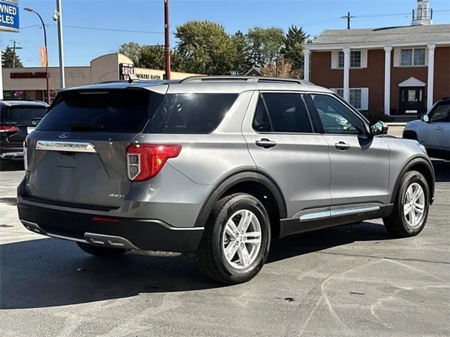 2022 Ford Explorer XLT photo 1