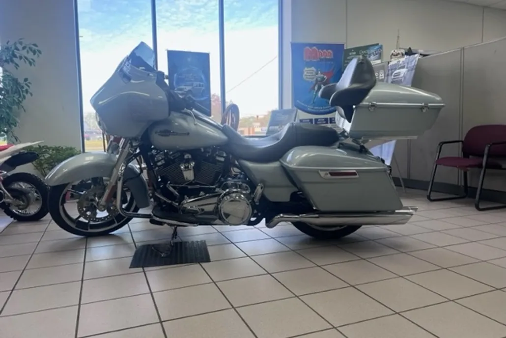 2023 Harley Davidson Street Glide photo 1