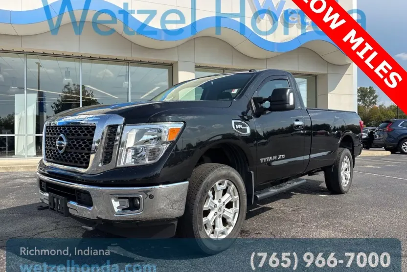 2017 Nissan Titan SV photo 1