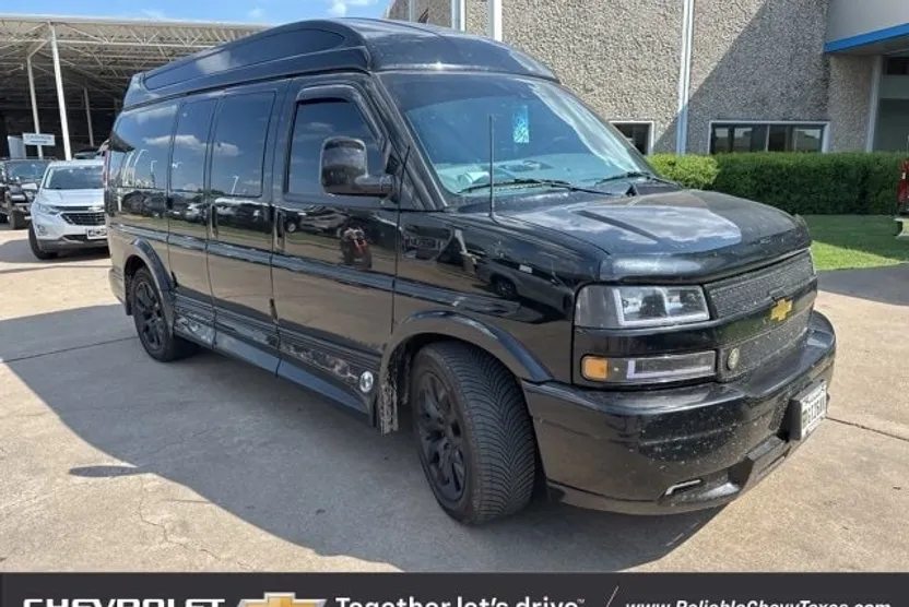2024 Chevrolet Express 2500 Van Cargo photo 1