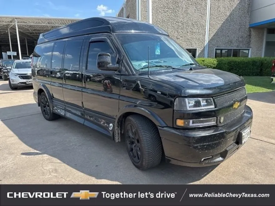 2024 Chevrolet Express 2500 Van Cargo photo 1