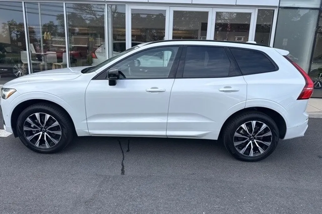 2025 Volvo XC60 Plus photo 1