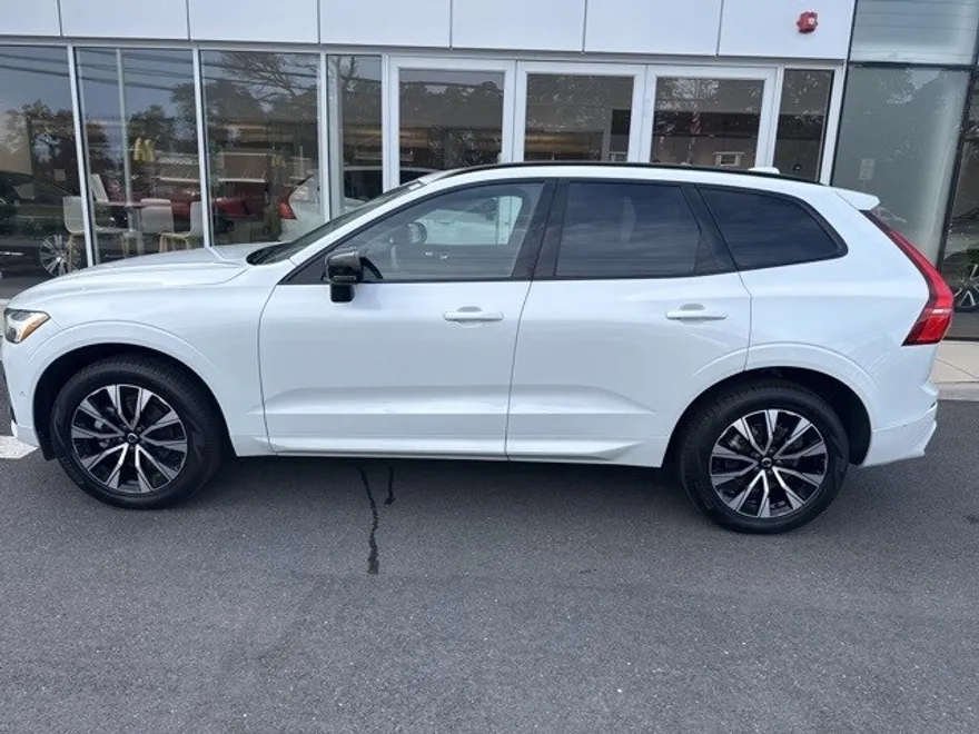 2025 Volvo XC60 Plus photo 1